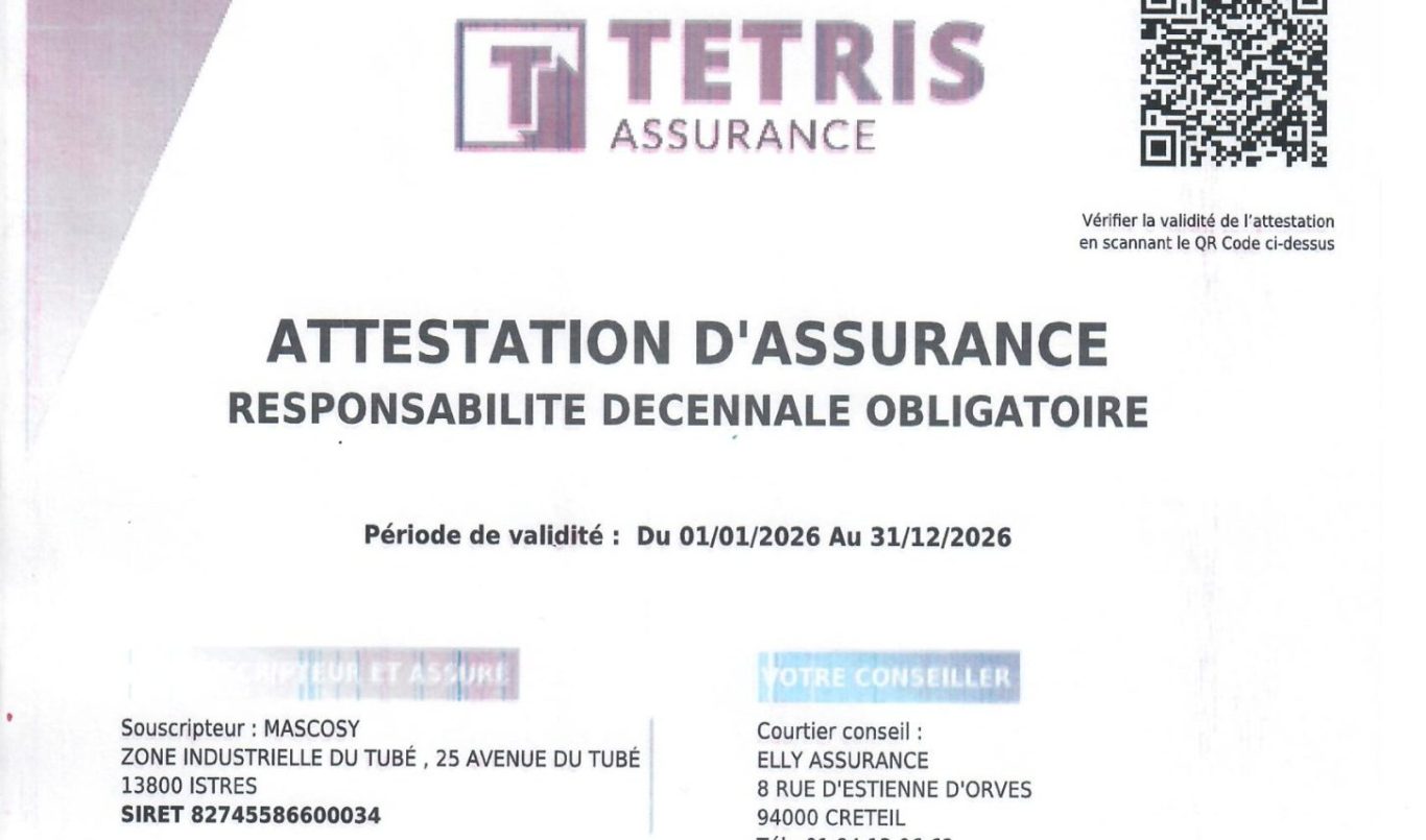 réparation électrique Technicien ajustant des disjoncteurs dans un tableau électrique.
